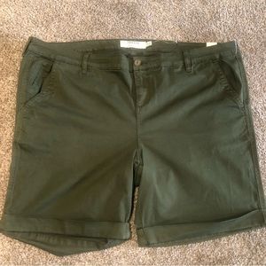 🇺🇸 Torrid Olive Green Shorts with Cuff,Size 22